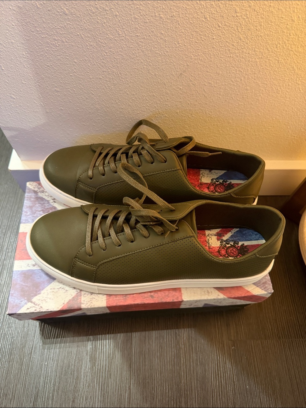 English Laundry Olive Low-Top Lace-Up Sneakers